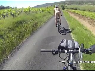 Holé zadkem Amatérské biker vychloubá na veřejnosti (Anální Kurva, Amatér)