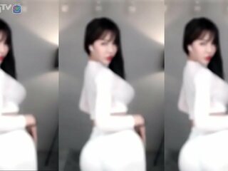 韩国电视节目主持人冬天的诱人舞蹈在微信上穿着白色裙子 (宝贝, 行动)