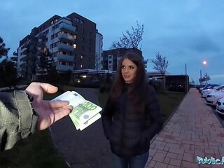 रूसी सौंदर्य जनता में पैसे के लिए एक अजनबी द्वारा गड़बड़ हो जाता है (सौंदर्य, एजेंट)
