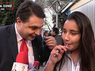 Neobvyklé video představovat Mexické teen s Andrea Dipre pomocí lízátko v městském prostředí (Kouření, Bisexuální)