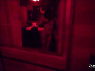 Jeg satte opp et skjult kamera for å fange en fremmed rumpe gjennom et hotellromvindu mens jeg gleder meg (Stor, Amatør)