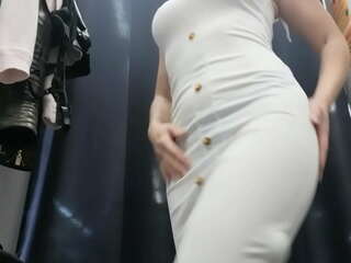 러시아 소녀에 잡힌 숨겨진 카메라에서 드레싱 룸을 드러내는 그녀의 큰 가슴 (큰 가슴, 엉덩이)