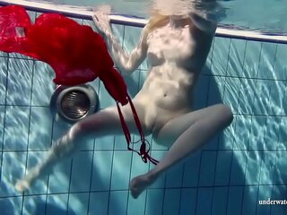 Lucie, en rysk Tonåring, hänger sig åt undervattensbad i denna explicita video (Bada, 18 År Gammal)