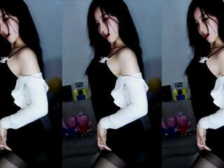 Jolie fille chinoise exécute une danse sexy devant la caméra (Caméras, Tante)