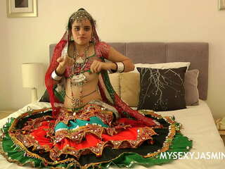 Gujarati kolejli bir güzellik olan Jasmine Mathur, baştan çıkarıcı dans hareketlerini sergiliyor (Güzellik, Amatör)