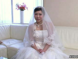 Emi Koizumi, egy japán menyasszony, házasságtörést enged el esküvői szertartása után ebben a cenzúrázatlan videóban (Anális Nyalás, Felnőtt)