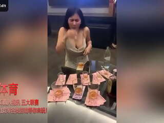 Une escorte thaïlandaise échange des seins contre de l'argent dans une vidéo explicite (Espèces, Poitrine)