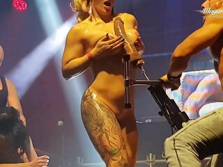Sesso di gruppo e azione deepthroat in un festival erotico (Culo Diteggiatura, Azione)