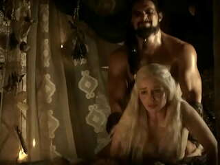 Emilia Clarke cru Estilo cachorrinho cena de sexo em Game of Thrones (silencioso) (Estilo Cachorrinho, Celeb)