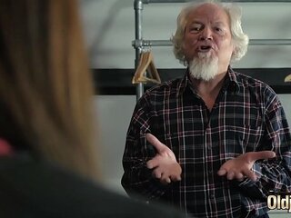Old man nöjen en fantastisk ung flicka med oralsex och får utlösning inne i hennes vagina (Jävla Röv, Åtgärd)