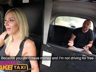 Sexy taxi driver gir en lidenskapelig blowjob å betale henne mat (Stor, Amatør)