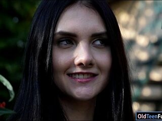 Ryska tonåring Crystal Greenvelle ger en erfaren man en avsugning (Kuksugning, Avsugning)