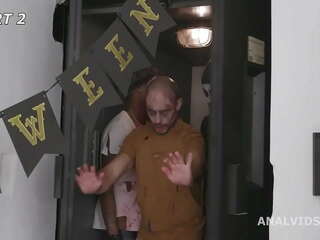 Cadılar Bayramı kostümlerinde Anna de Ville ve Eveline Dellai'nin yer aldığı zombi temalı yetişkin filmi (Amerikan, Aksiyon)