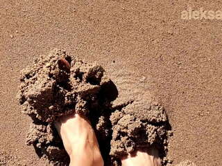 एशियाई बेब एक नग्न दिन समुद्र तट पर (समुद्र तट, 18 साल पुराना)