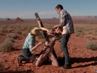 Um casal perverso tortura uma mulher no deserto (Bizarro, Anal)