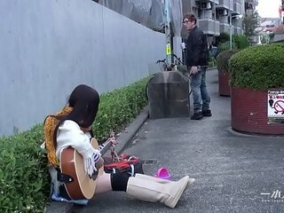 El primer video para adultos de la belleza japonesa recién afeitada con músicos callejeros (Belleza, Adulto)