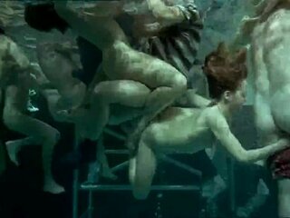 Klassisk dansk film har en dampende undervanns orgie (Desi, Klassisk)